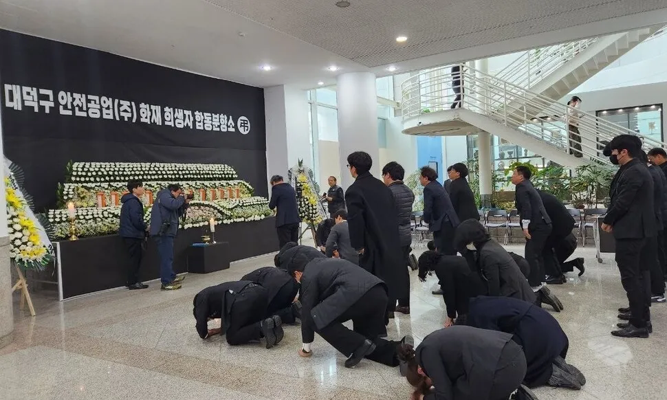 “창문 있어야 깨고 나오지”<br/>대전 참사로 아들 잃은 아버지 오열