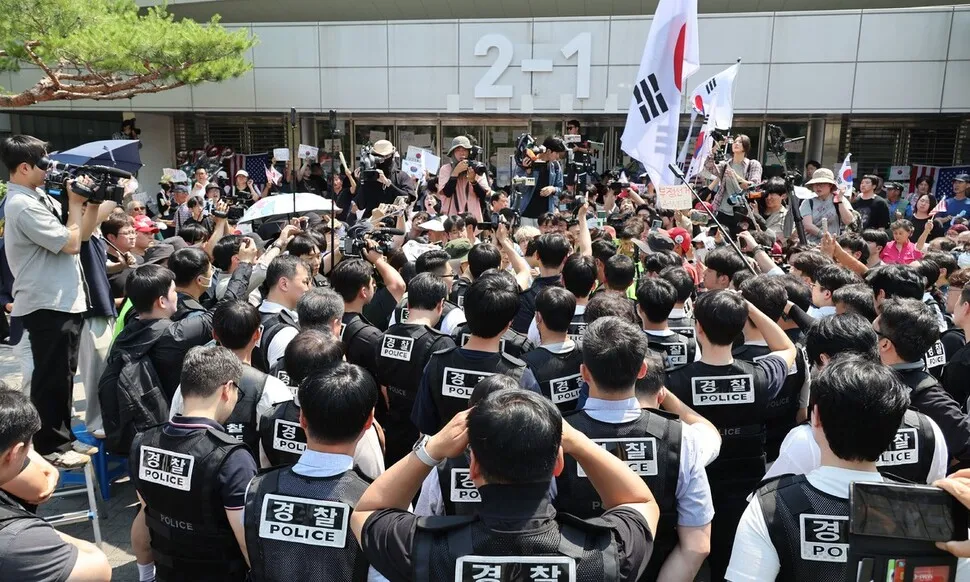 체육단체, 사무실 진입 불발…출입 막은 시위대 수사받는다