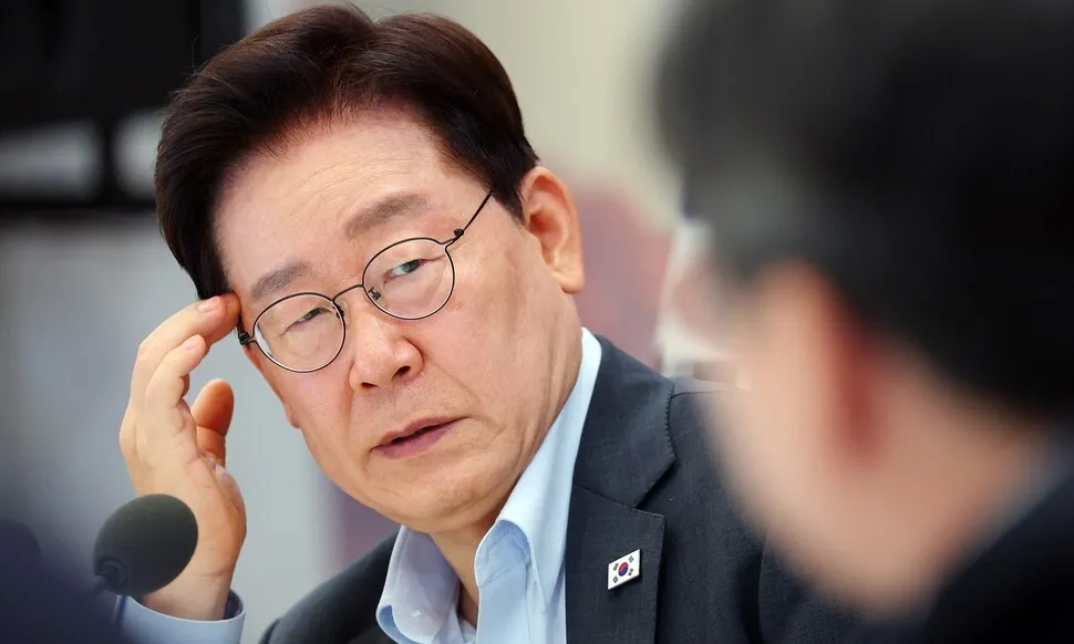 President Lee Jae-myung listens to participants at a ministry briefing held at the Cheong Wa Dae guest house