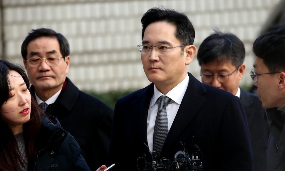 Samsung Electronics Vice Chairman Lee Jae-yong heads to the Seoul High Court for his bribery and corruption trial on Dec. 6, 2019. (Kang Chang-kwang, staff photographer)