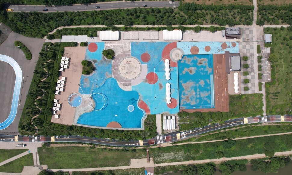 Swimming pool at Yeouido Han River Park (Park Jong-shik/The Hankyoreh)