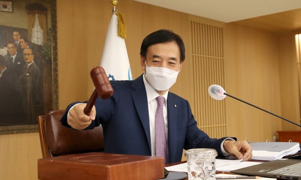 Bank of Korea Governor Lee Ju-yeol pounds a gavel during a meeting of the BOK monetary policy committee on Thursday at the Bank of Korea in Seoul. (provided by the Bank of Korea)