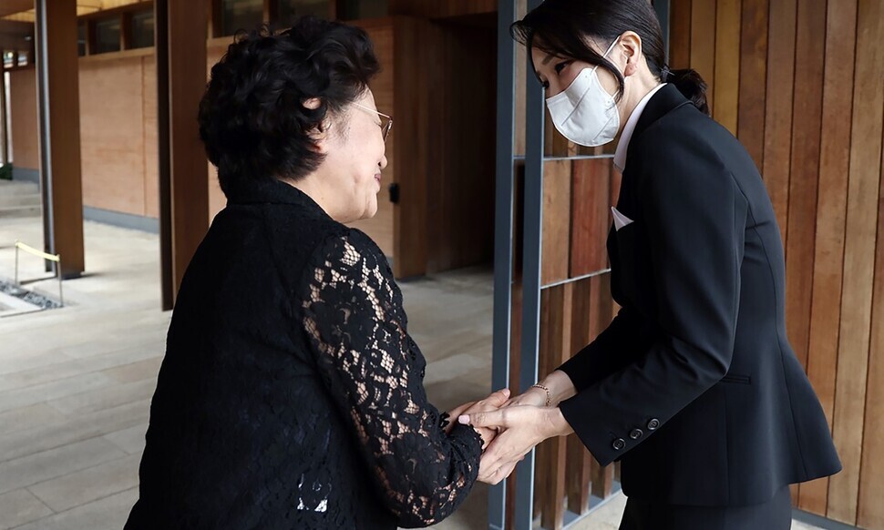 Kim Keon-hee, the wife of President Yoon Suk-yeol, shakes hands with Kwon Yang-sook, the widow of former President Roh Moo-hyun, after attending a memorial ceremony on June 13. (provided by the presidential office)