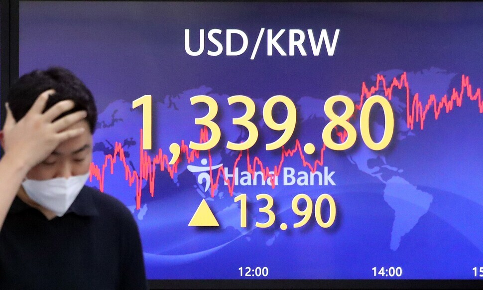 A monitor in the Hana Bank dealing room in downtown Seoul shows the won-to-dollar exchange rate on Aug. 22. (Kim Gyoung-ho/The Hankyoreh)