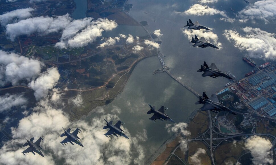 South Korean and US fighter jets fly in formation for a bombing exercise on Oct. 4 in response to North Korea’s launch of an intermediate-range ballistic missile. (courtesy of MND/Reuters/Yonhap)