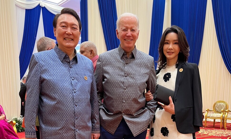 President Yoon Suk-yeol and first lady Kim Keon-hee of South Korea pose for a photo with President Joe Biden of the US on Nov. 12 following a gala banquet for leaders of ASEAN Plus Three nations hosted by Cambodia. (courtesy of the presidential office)