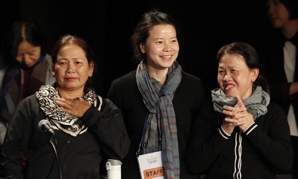Nguyen Thi Anh (left) and Nguyen Thi Thanh (right), victims of massacres of civilians carried out by Korean troops during the Vietnam War, take part in a people’s tribunal on war crimes by South Korean troops during the Vietnam War held at the Oil Tank Culture Park in Seoul’s Mapo District on April 22, 2018. (Park Jong-sik/The Hankyoreh)
