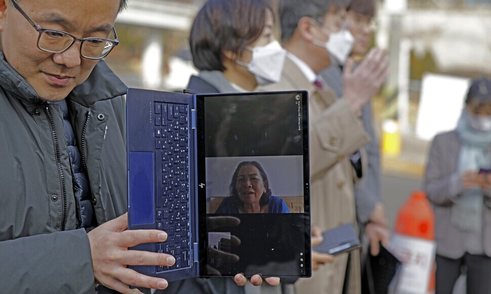 Nguyễn Thị Thanh, the plaintiff in a case seeking state liability for Korean troops’ massacre of civilians during the Vietnam War, smiles on screen during a press conference by her legal representatives in the case after the ruling was announced on Feb. 7 outside the Seoul Central District Court. (Kim Myoung-jin/The Hankyoreh)