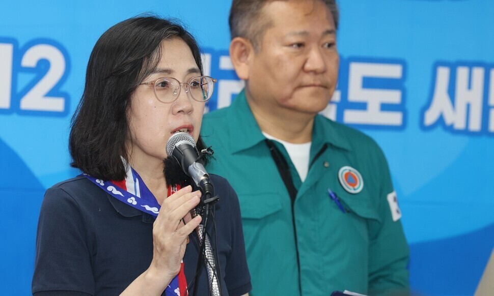 Kim Hyun-sook, the minister of gender equality and family, gives a briefing on the withdrawal from the Saemangeum jamboree campsite on Aug. 8. (Yonhap)