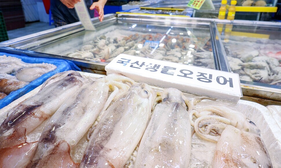 A sign reading “fresh Korean squid” sits atop a crate of the mollusks at a fish market in Seoul on Aug. 27, the first Sunday since Japan began releasing irradiated water from the Fukushima nuclear power plant into the ocean. (Yonhap)