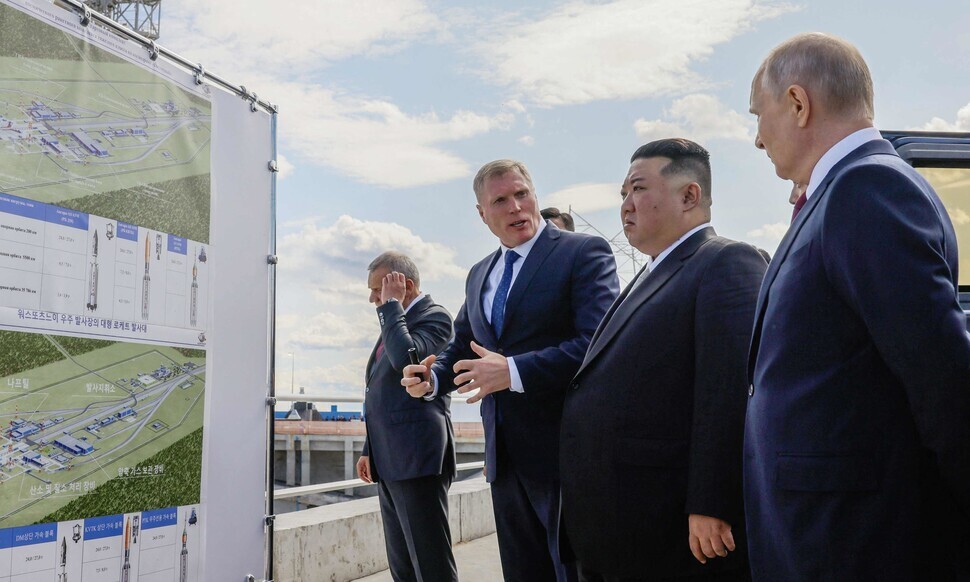 North Korean leader Kim Jong-un (second from right) and Russian President Vladimir Putin (right) listen to an explanation of the Vostochny Cosmodrome’s space launch facilities ahead of their summit there on Sept. 13. Before the two are diagrams in both Russian and Korean. (Reuters/Yonhap)
