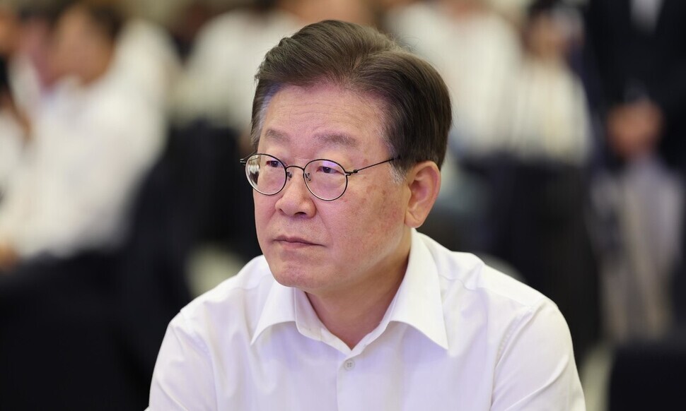 Democratic Party leader Lee Jae-myung takes part in a workshop for lawmakers at the Oak Valley resort in Wonju, Gangwon Province, on Aug. 28. (Kim Bong-gyu/The Hankyoreh)