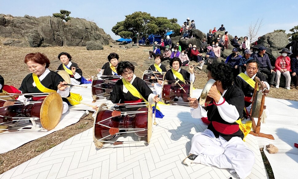 검은여제에 앞서 농악대가 사물을 치며 천지에 제례 거행을 고하고 있다. 송인걸 기자