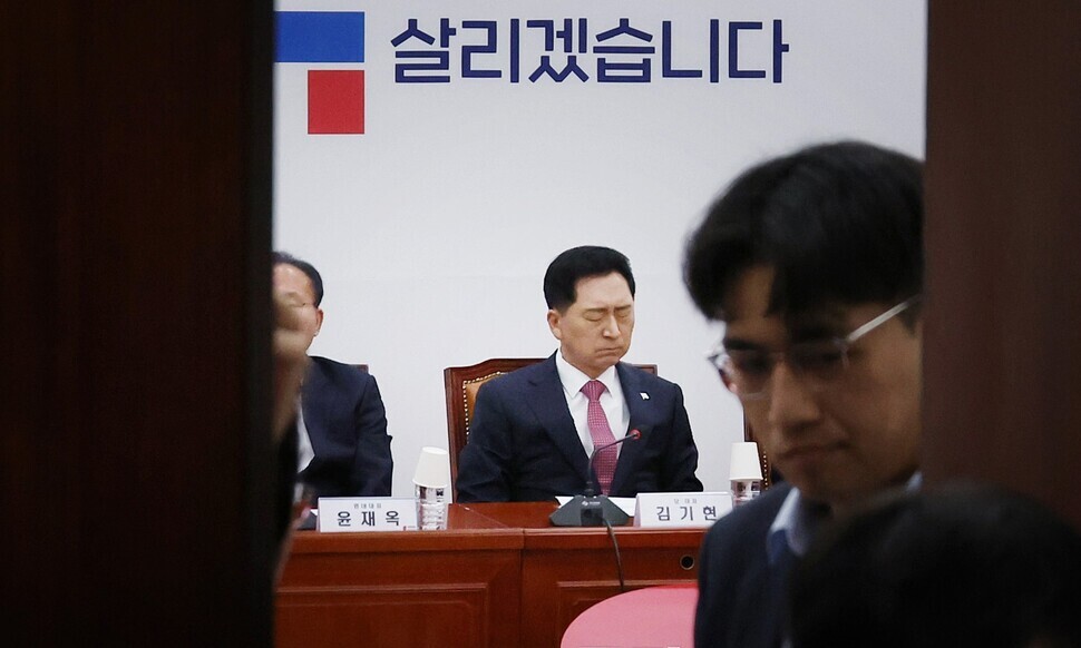 People Power Party leader Kim Gi-hyeon can be seen scowling at a meeting of the party’s Supreme Committee on Oct. 12. (Yonhap)