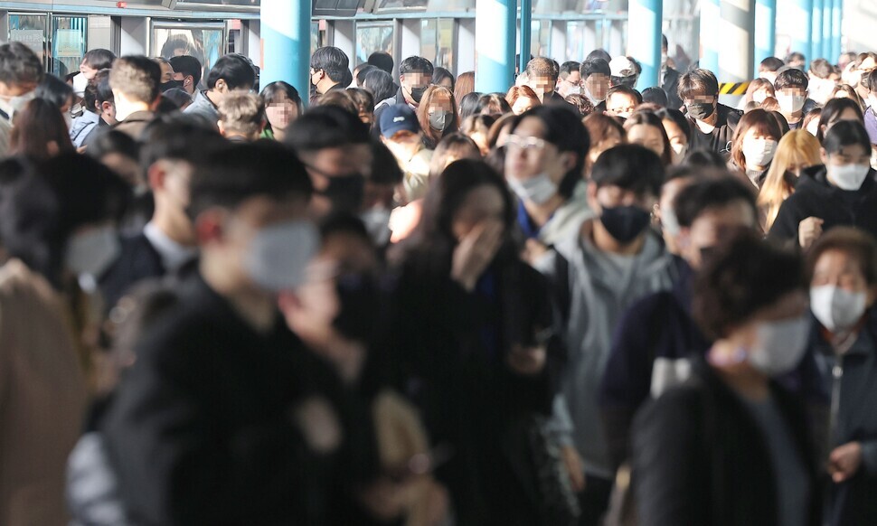 A subway station in Seoul bustles with people. (Yonhap)