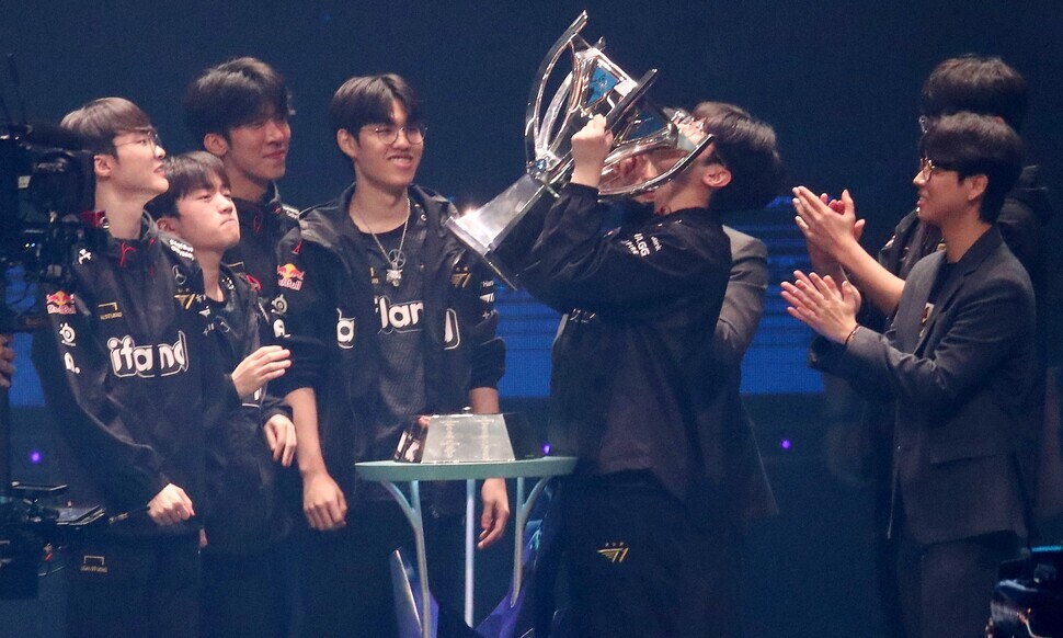 Members of T1 hold up the “LoLd Cup” after crushing Weibo Gaming 3-0 at the LOL World Championship finals on Nov. 19, held at Gocheok Sky Dome in Seoul. (pool photo)