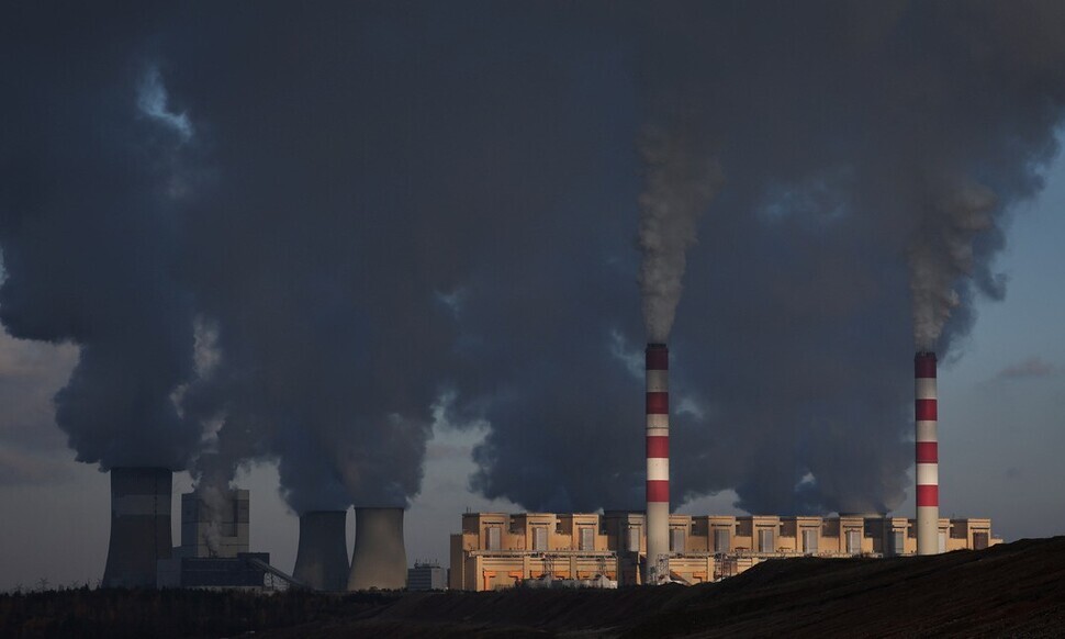 Gray smoke rises from the Bełchatów power station in Poland, Europe’s largest coal-fired power plant. (Reuters/Yonhap)