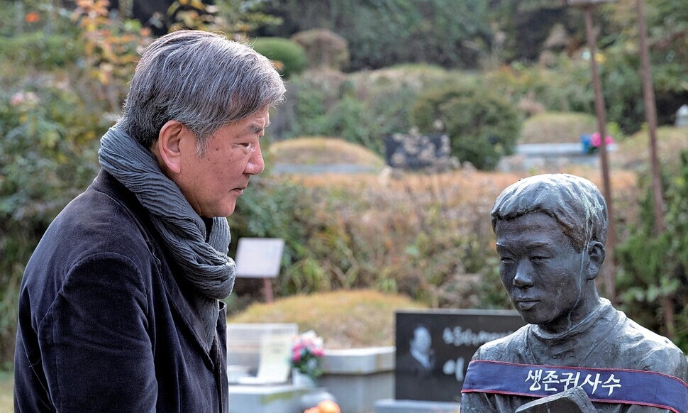Hong Se-hwa stands before the grave of labor martyr Jeon Tae-il on Oct. 26, 2020.