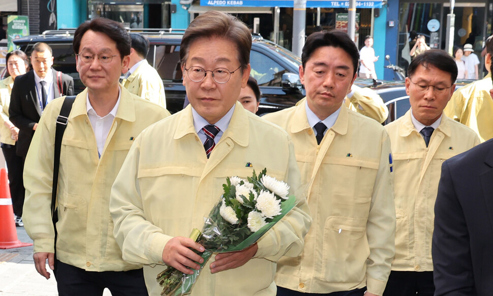 이재명 대통령이 12일 오후 서울 용산구 이태원 참사 사고현장을 찾아 헌화하기 위해 이동하고 있다. 김태형 기자 xogud555@hani.co.kr