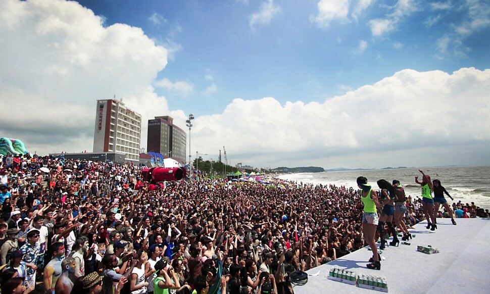 지난해 충남 보령 대천해수욕장 머드축제 특설무대에서 관객들이 환호하는 가운데 공연이 펼쳐지고 있다. 보령시 제공