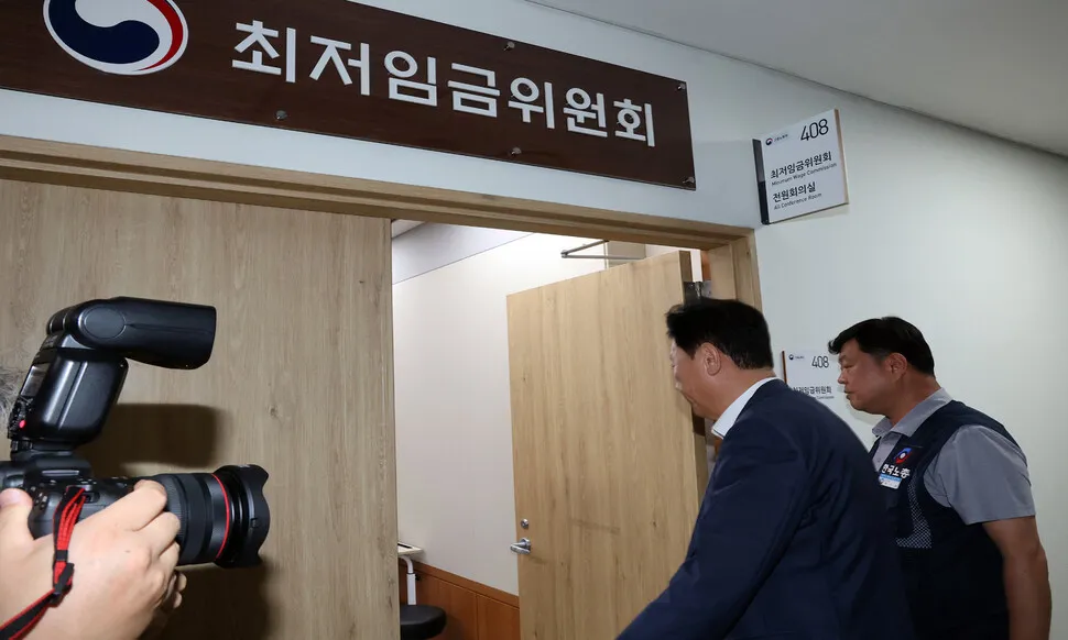 <font color="#FF4000">[속보]</font> 2026년 최저시급 1만320원…2.9% 인상