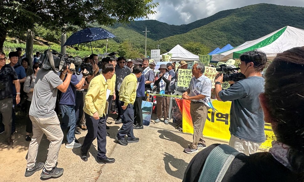 지천댐 건설을 찬성하는 청양군민들이 2025년 8월29일 지천댐 후보지를 찾은 김성환 환경부 장관에게 댐을 건설해달라 요청하고 있다. 송인걸 기자