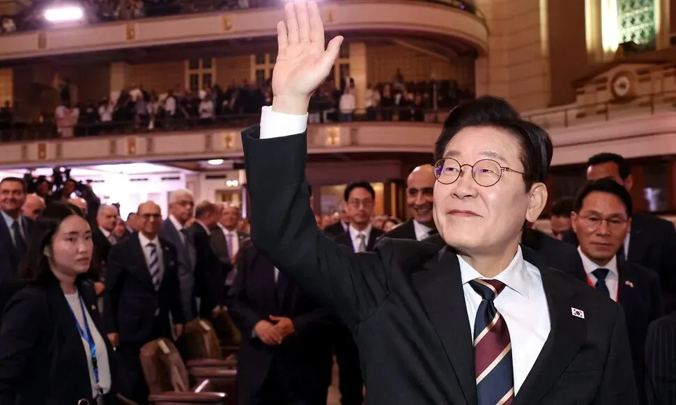 President Lee Jae Myung of South Korea waves to students studying at Cairo University in the Egyptian capital after delivering a speech there on Nov. 20, 2025. (Yonhap)