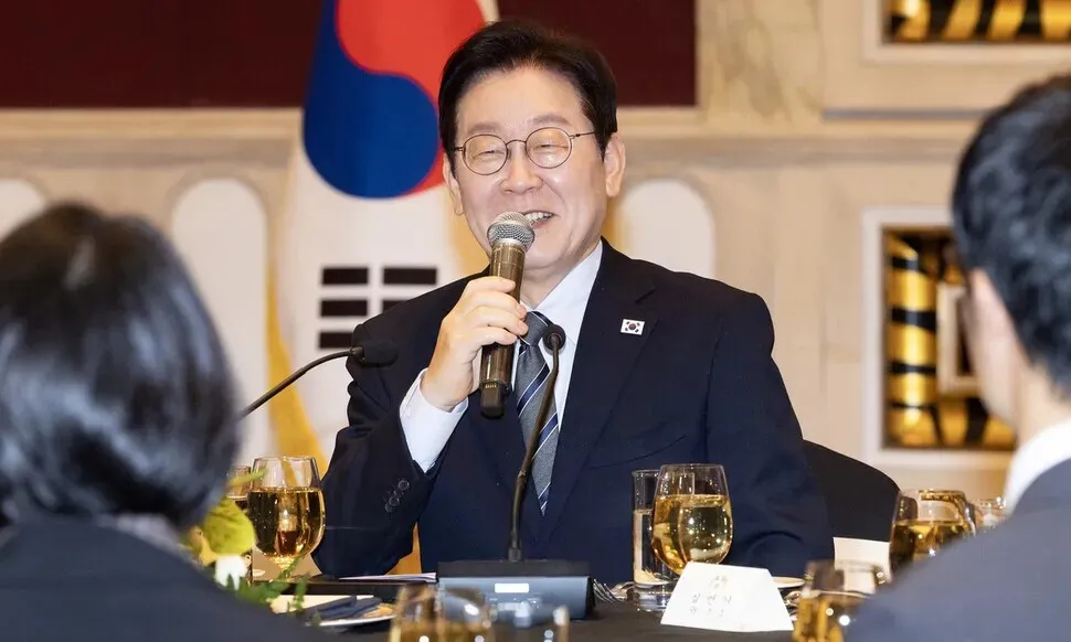 Lee stays neutral on ongoing spat between China, Japan