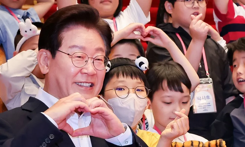“재명 아저씨, 토요일도 빨간색 해줘요” 초딩 소원에 대통령이 답했다
