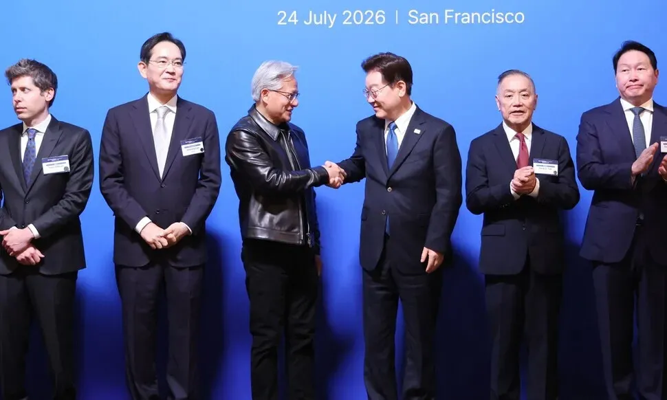 Nvidia CEO Jensen Huang and South Korean President Lee Jae Myung shake hands for a photo at an AI summit held in San Francisco on July 24, 2026. From left to right are OpenAI CEO Sam Altman, Samsung Electronics Chairman Lee Jae-yong, Nvidia CEO Jensen Huang, South Korean President Lee Jae Myung, Broadcom CEO Hock Tan and SK Group Chairman Chey Tae-won. (Yonhap)