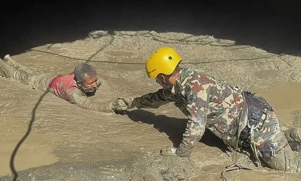 Mehr als 500 Menschen sind in Tunneln von Wasserkraftwerken in Nepal ...