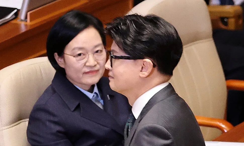 한동훈 “계엄군도 로텐더홀 올 수 있겠네”…‘총리실 직원, 회견 개입’ 반발