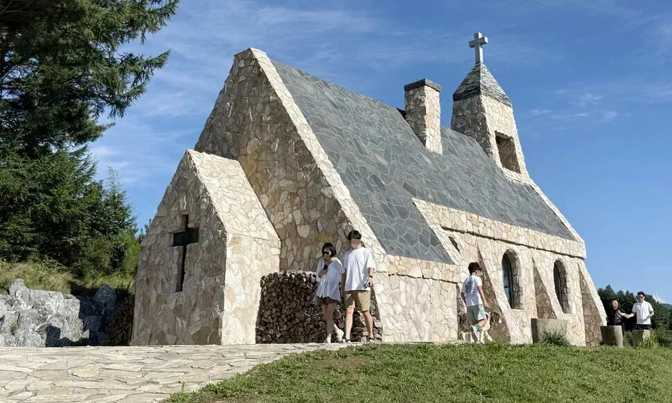 Silver Bell Church in Pyeongchang is the hottest new spot in the region. (Park Mee-hyang/Hankyoreh)