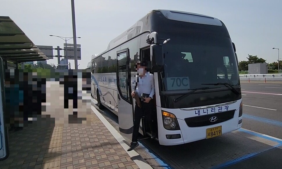 26일 아침 8시30분께 김포공항역 정류장. 혼잡도 분산 대책으로 편성된 70시(C)번 버스에서 사람들이 내리고 있다. 이날 버스를 이용한 승객들은 “지하철을 타고 이동하는 시간과 크게 다르지 않아 앞으로도 이용할 것 같다”고 했다. 고병찬 기자