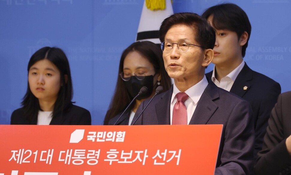 김문수 전 고용노동부 장관이 9일 오전 국회 소통관에서 ‘제21대 대통령 후보자 선거 출마선언’을 하고 있다. 윤운식 선임기자 yws@hani.co.kr