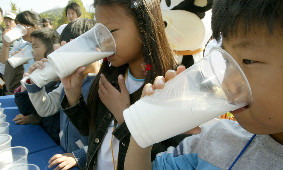 우유 빨리 마시기 게임에 참여한 어린이들이 우유를 먹고 있다. 영양학자들은 우유 등 동물성 단백질 섭취가 칼슘 배출 촉진, 추가 칼슘 섭취로 이어진다고 말한다. 한겨레 자료