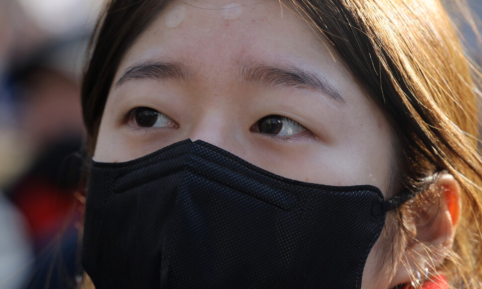 서울시청 앞에서 열린 ‘이태원 참사 100일 추모대회’에 참석한 유가족의 눈에 눈물이 맺혀 있다.
