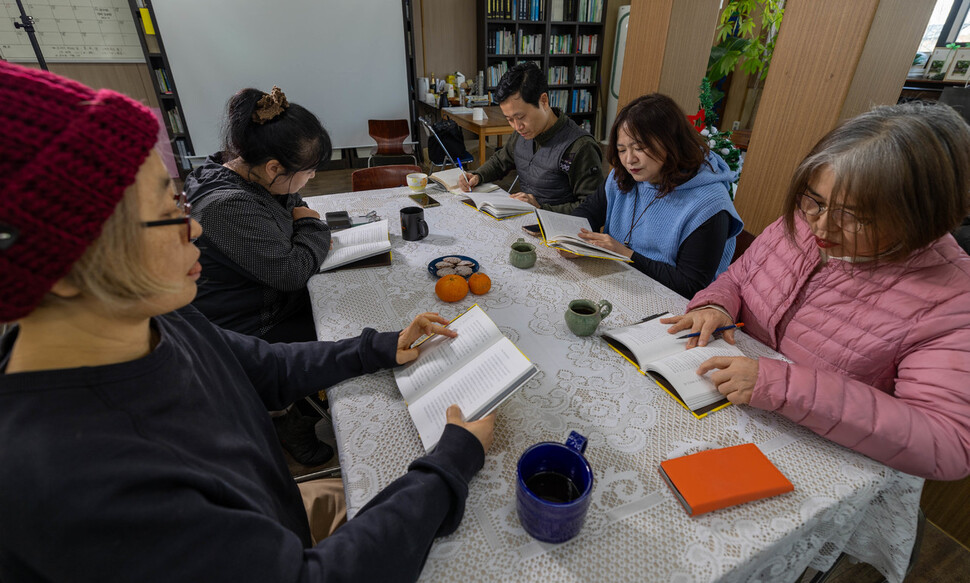 2024년 1월24일 경기도 고양시 일산동구 마두동의 한 사무실에서 전라도 서남 지역 여성들의 방언으로만 쓰인 시집 <그라시재라> 낭독 모임이 열렸다.