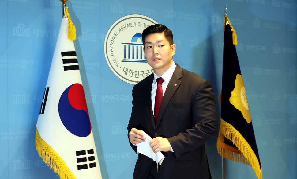 김재섭 국민의힘 의원이 2024년 12월11일 국회 소통관에서 윤석열 대통령의 탄핵을 찬성하는 기자회견을 열었다. 김경호 선임기자 jijae@hani.co.kr