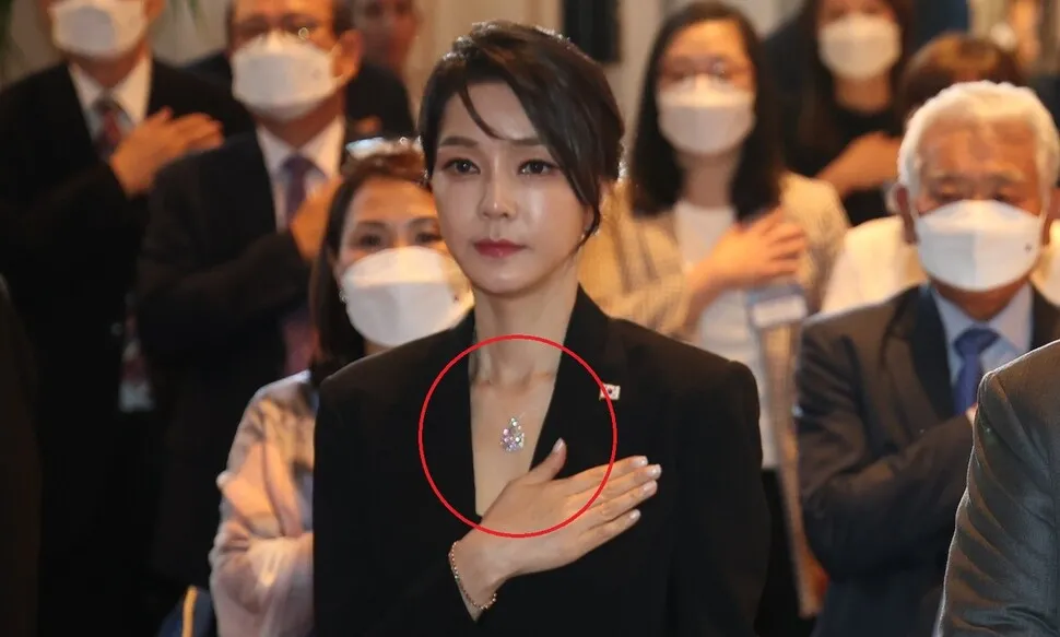 ‘짝퉁을 왜 차고 왜 숨기나’ 김건희 목걸이 꼬이는 해…
