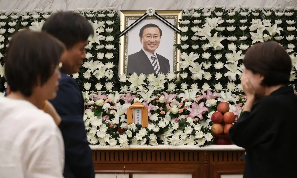 People mourn the passing of Roh Hoe-chan