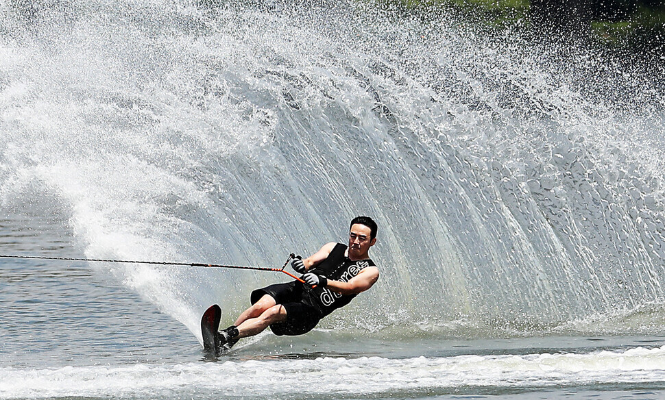 A water skier skims over the Han River on Wednesday. (Lee Jong-keun/The Hankyoreh)