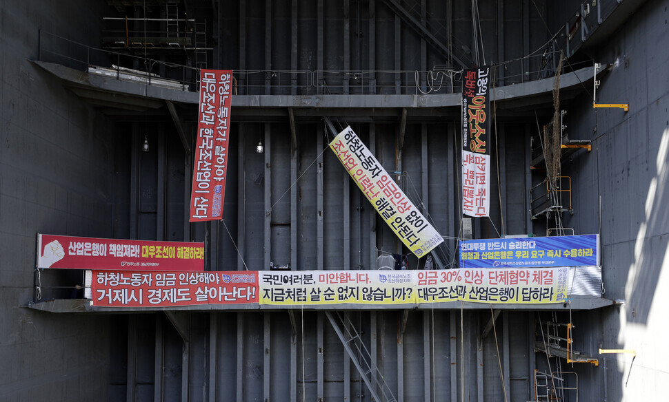 Subcontract workers carry on their sit-in strike for the 51st day on the dock of DSME’s shipyard in Geoje, South Gyeongsang Province, on July 22. (Kim Myoung-jin/The Hankyoreh)