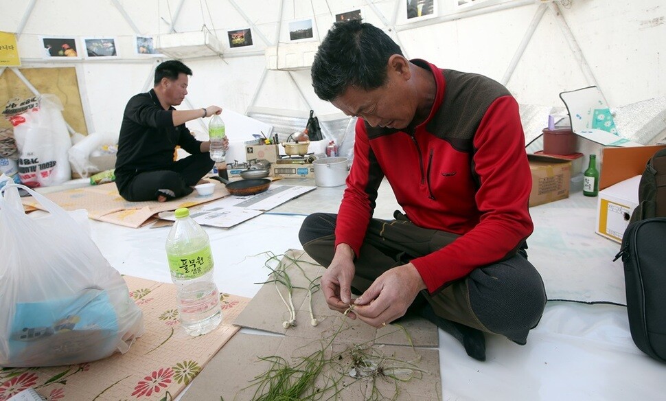 동거차도 천막 숙소에서 저녁밥을 준비하는 정수 아빠(왼쪽)와 승현 아빠.