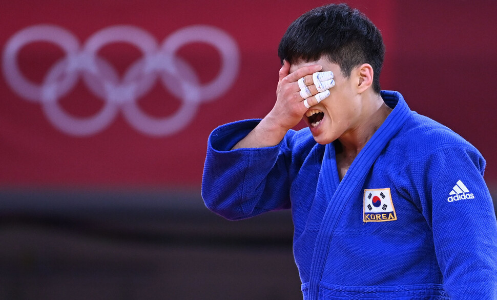 ポール・アンは、25日に東京・千代田区武道館で開催された東京2020オリンピックの柔道の男子66kg級で、イタリアのマヌエル・ロンバルドとの銅メダルの試合に勝ったことを喜ぶ。東京/オリンピック写真財団