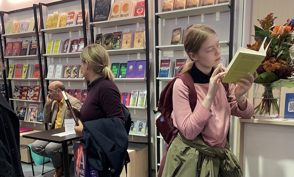 지난 10월17일 독일 프랑크푸르트 도서전이 일반인에게 오픈된 뒤 독자들이 책을 살펴보고 있다.