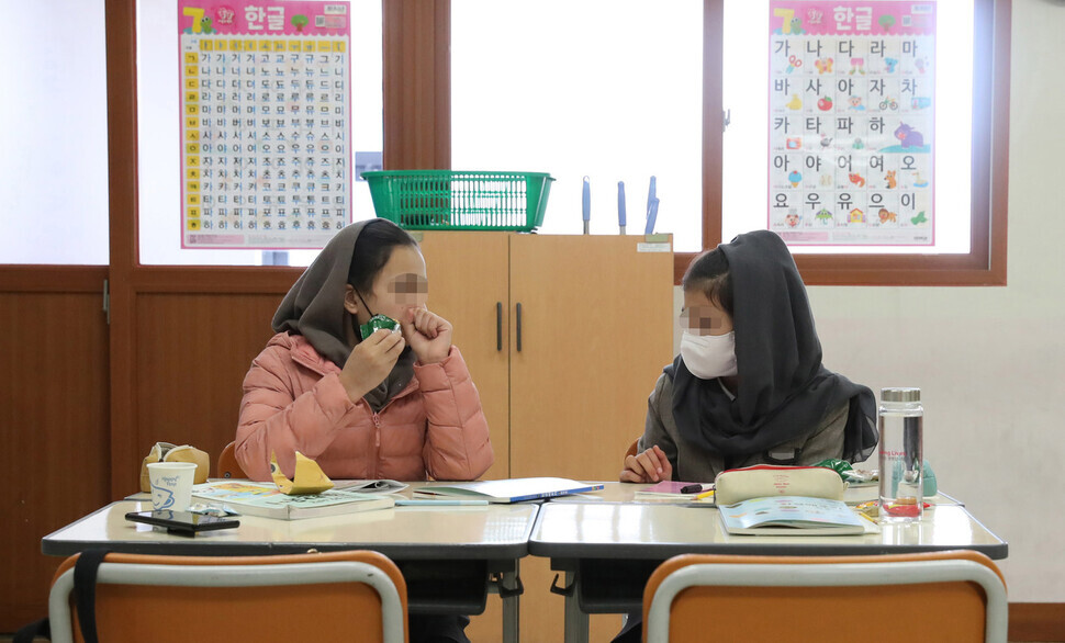 Zarina and Aisha chat in their classroom on April 7. (Shin So-young/The Hankyoreh)