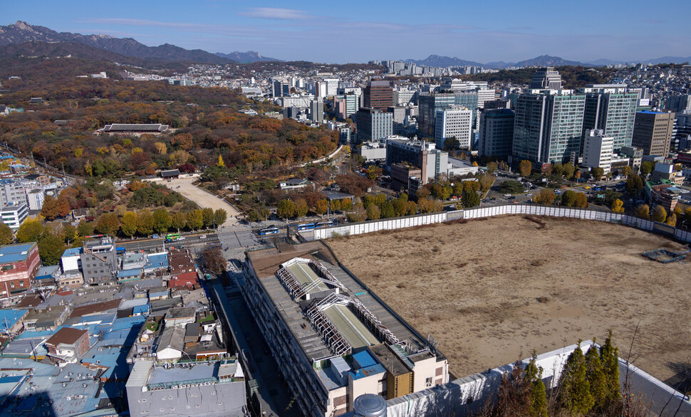 2025년 11월18일 서울 종로구 세운4구역(오른쪽 빈터) 일대 모습. 종로 건너편으로 종묘가 한눈에 보인다. 김진수 선임기자 jsk@hani.co.kr