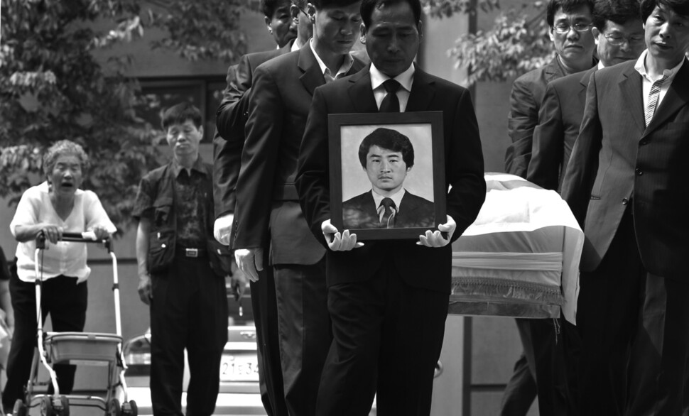 1987년 6월 대우중공업 민주노조 건설을 위해 활동 중 실종돼 이듬해 3월 유골로 발견된 정경식씨의 장례식이 23년 만에 열린 2010년 9월7일, 경기도 남양주시 화도읍 모란공원 추모관 앞에서 그동안 임시보관함에 유골 상태로 있던 고인을 거두는 입관식이 거행되고 있다.