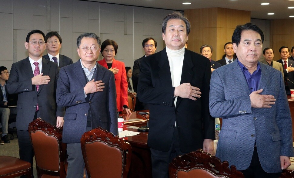 Former Saenuri Party leader Kim Moo-sung (front